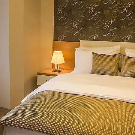 Park Square 酒店 3*